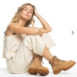 Roxy work it boots new without box , size 6.5